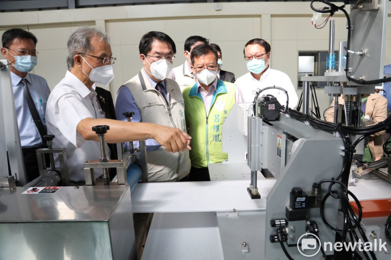 東建安公司發揮國際援助的精神，與南台灣機械同業共同捐助1套智慧製造系統(5條3D高階口罩全自動化生產線)給捷克共和國。   圖：黃博郎／攝
