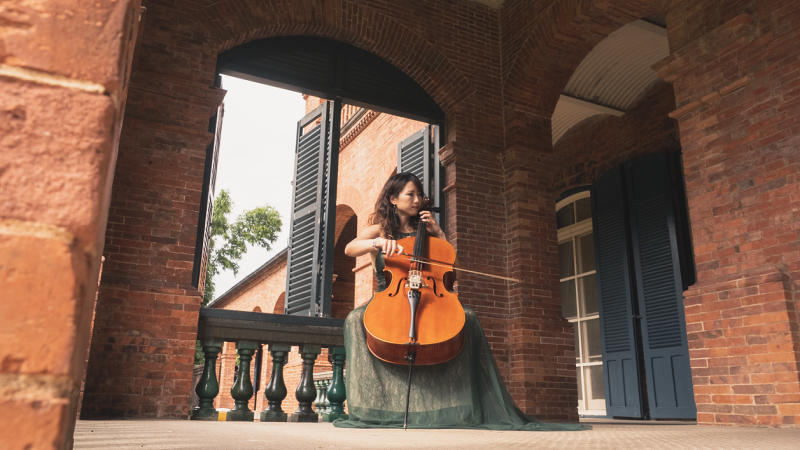 淡水紅毛城以浪漫風的音樂表演為主，圖為跨界大提琴家張道文。    圖：淡水古蹟博物館提供