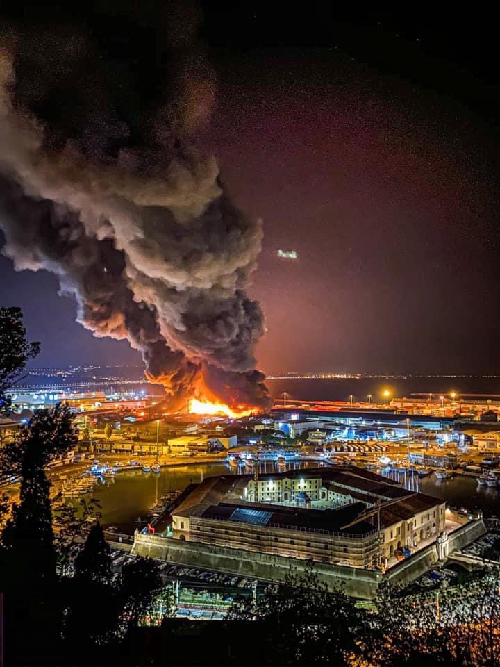 安科納市（Ancona）位於義大利的亞得里亞海（Adriatic Sea）沿岸，火勢竄起形成一團巨型的蕈狀雲。   圖片來源：擷取自twitter