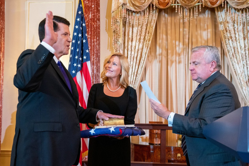 美國國務次卿克拉奇（左）2019年9月宣誓就任，擔任經濟增長、能源和環境事務國務卿。   圖：翻攝自克拉奇臉書