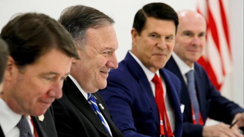 美國國務卿蓬佩奧（左二起）慧眼識英雄，提拔億萬富翁企業家克拉奇擔任國務次卿，成為他的抗中左右手。   圖：翻攝自克拉奇臉書