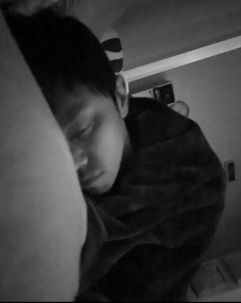 昨晚峮峮PO文，照片是黃鴻升側睡的臉。   圖：翻攝Instagram