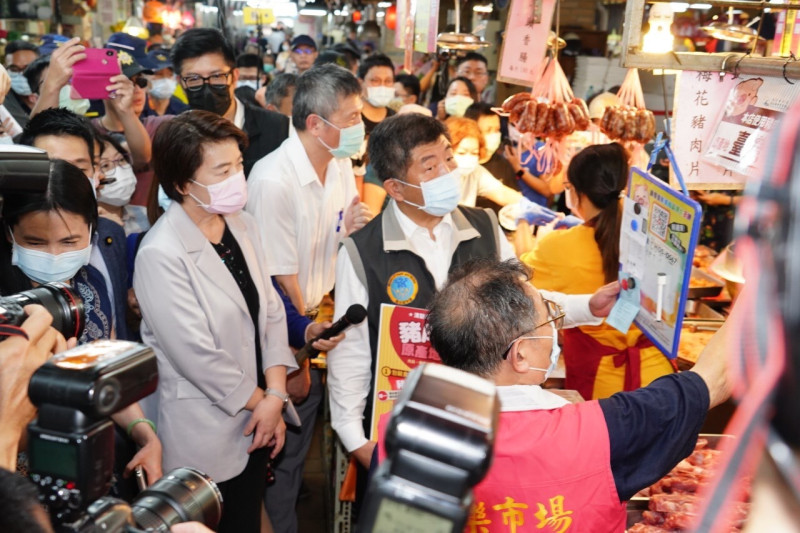 衛福部長陳時中17日上午到迪化商圈推動豬肉標示示範區。   圖：台北市政府 提供
