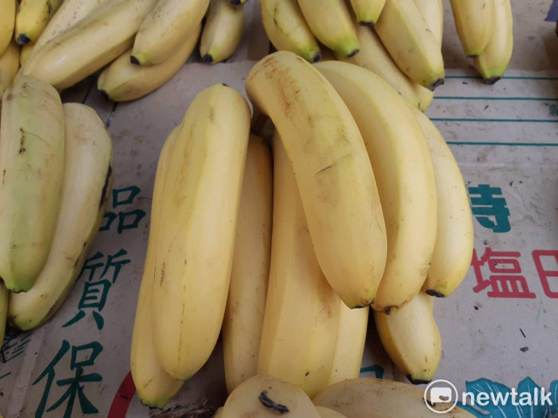 因「蕉你來」台語諧音很像「招你來」，香蕉在農曆七月價格下滑。   圖：蔡坤龍／攝