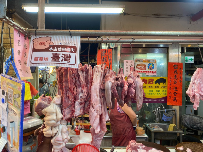 合益豬肉店為今(17)迪化商圈豬肉原產地標示的示範商家。   圖：新頭殻/攝