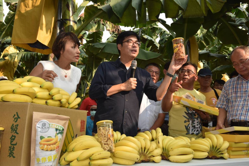 部分媒體傳出「香蕉崩盤」消息，高雄市長陳其邁（中）與立委邱議瑩（左）力挺高雄蕉農，化身超級推銷員。   圖：翻攝自陳其邁臉書