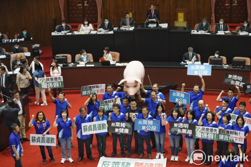國民黨立委在立法院議場抗議，當場要求蘇貞昌道歉。   圖：張良一/攝