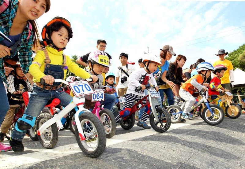 台中自行車嘉年華在9~11月間舉辦，不僅車友們競速體驗速度感，也有適合親子共遊的節目。   圖：台中觀旅局／提供
