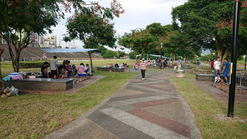 「樹林區原住民族主題部落公園」有完善的烤肉區。   圖：高灘地工程管理處提供