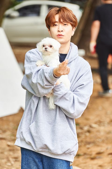 GOT7榮宰和他的瑪律濟斯犬Coco。   圖：翻攝自MBC