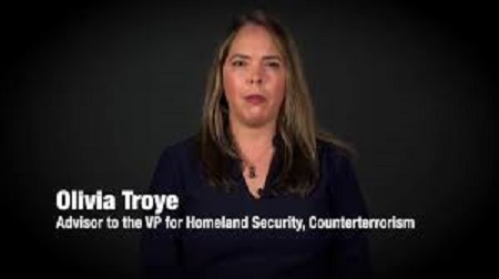 前白宮冠狀病毒特別工作組的顧問特羅耶 (Olivia Troye)，於昨 (17) 日在一段影片中抨擊總統川普對疫情的反應。   圖 : 翻攝自推特
