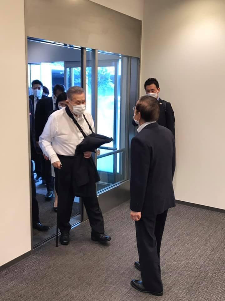 日本前首相森喜朗今（18）日率團訪台，謝長廷赴機場送機。   圖/取自謝長廷臉書