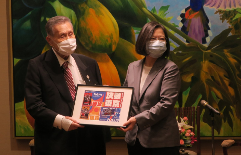 前日本首相森喜朗18日與台灣總統蔡英文交換禮物。   圖：林朝億/攝