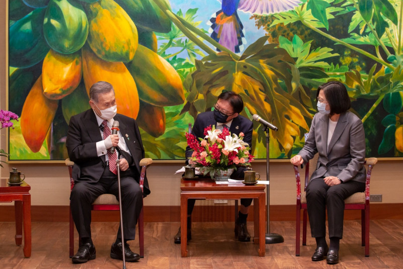 日本前首相森喜朗今（18）日與總統蔡英文會面。   圖：翻攝蔡英文臉書