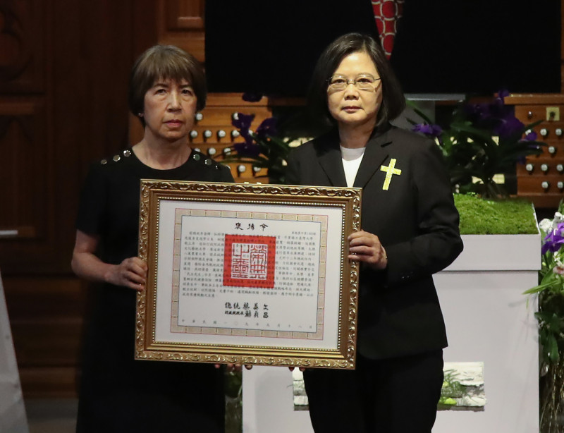 總統蔡英文頒發褒揚令給李登輝前總統家屬李安妮。   圖：台北市攝影記者聯誼會提供