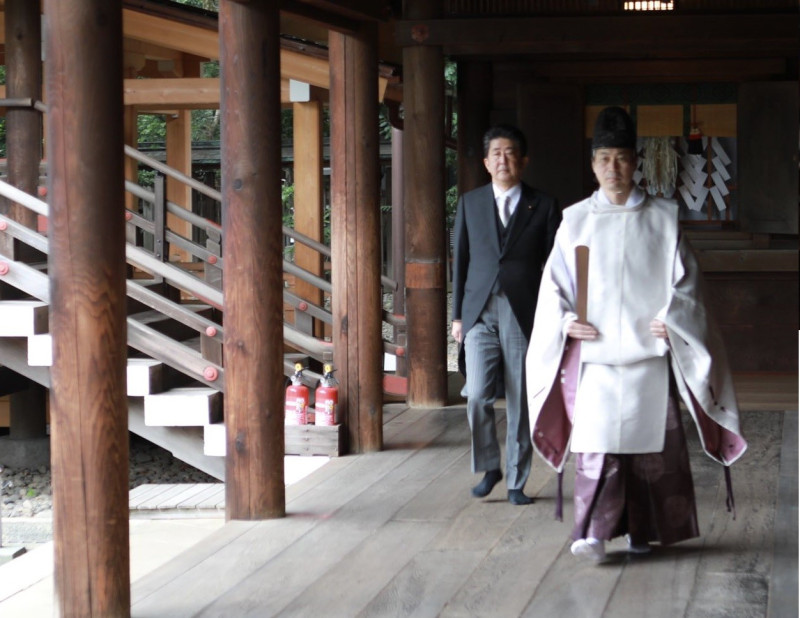 日本前首相安倍晉三今（19）早前往靖國神社參拜。   圖：翻攝自推特@AbeShinzo
