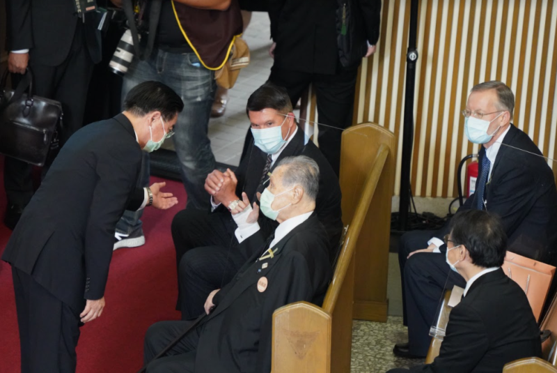 克拉奇、森喜郎比鄰而坐。    圖：台北市攝影記者聯誼會提供