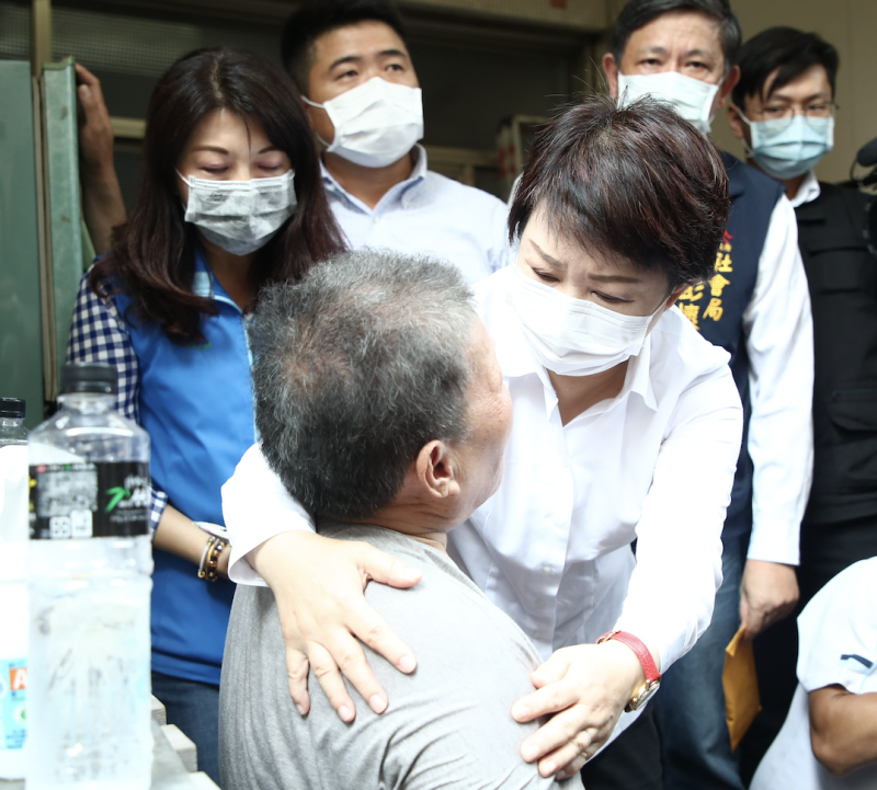 台中市長盧秀燕懷抱家屬給予安慰。   圖：台中市政府提供