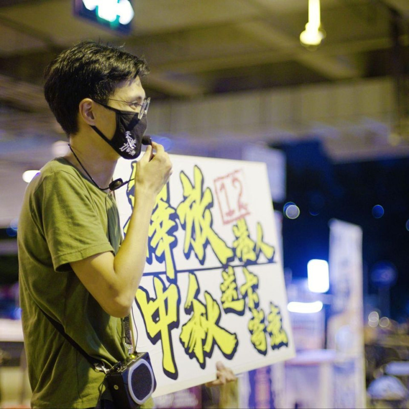 香港民主派立法委會議員朱凱廸曾協助港青家屬召開記者會，圖為其日前在元朗西鐵站連儂牆簽中秋心意卡予12被扣港人的照片。   翻攝自朱凱廸臉書貼文
