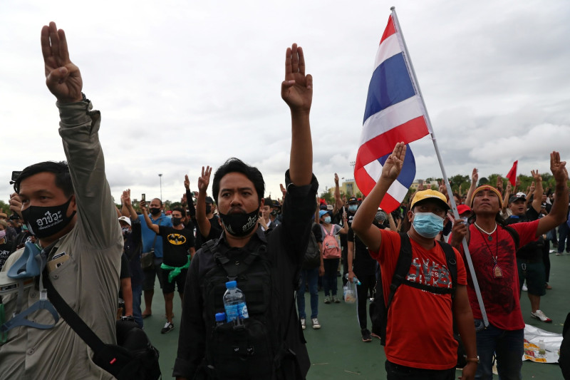 泰國掀起6年來最大抗議浪潮，示威群眾舉起電影「飢餓遊戲」的反政府手勢。   圖：達志影像/路透社