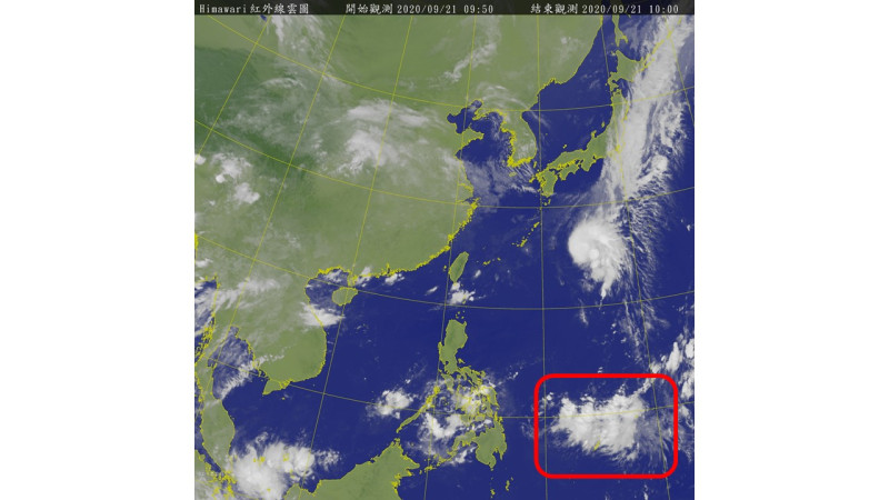 從衛星雲圖上可見，紅色框框位於琉球東南東方海面今天凌晨有一熱帶性低氣壓成形，但它的上方日本旁邊海面上也清楚可見一道鋒面存在。   圖：中央氣象局/提供
