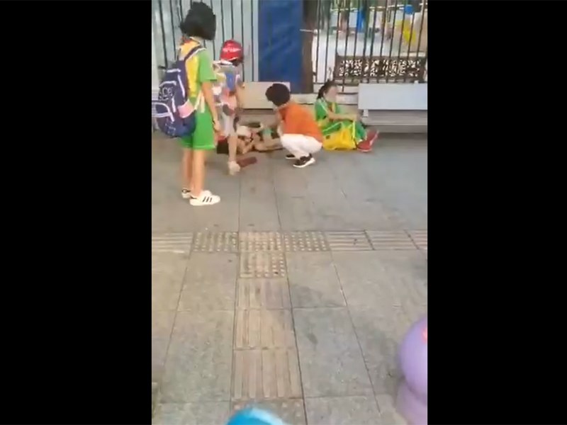 廣東省廣州市番禺區的一所幼兒園附近21日上午發生一起砍人案， 造成5名學童輕重傷。   圖：取自twitter.com/wuwenhang