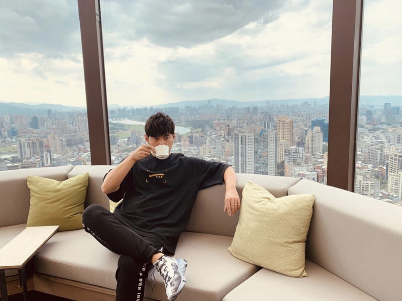 周杰倫之前在IG上PO出自己在台北家中，出發前往長沙前先喝一杯咖啡。   圖：翻攝Instagram