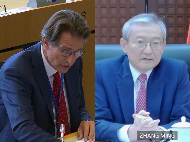 歐洲議會外交委會員21日傍晚召開視訊辯論會，邀請歐洲對外事務部亞太總司總司長維綱（左）及中國駐歐盟大使張明（右）參與，聽取對中國人權、人工智慧、數據技術以及對歐洲貿易未實現的承諾等議題看法。   圖:取自歐盟官方網頁multimedia.europarl.europa.eu