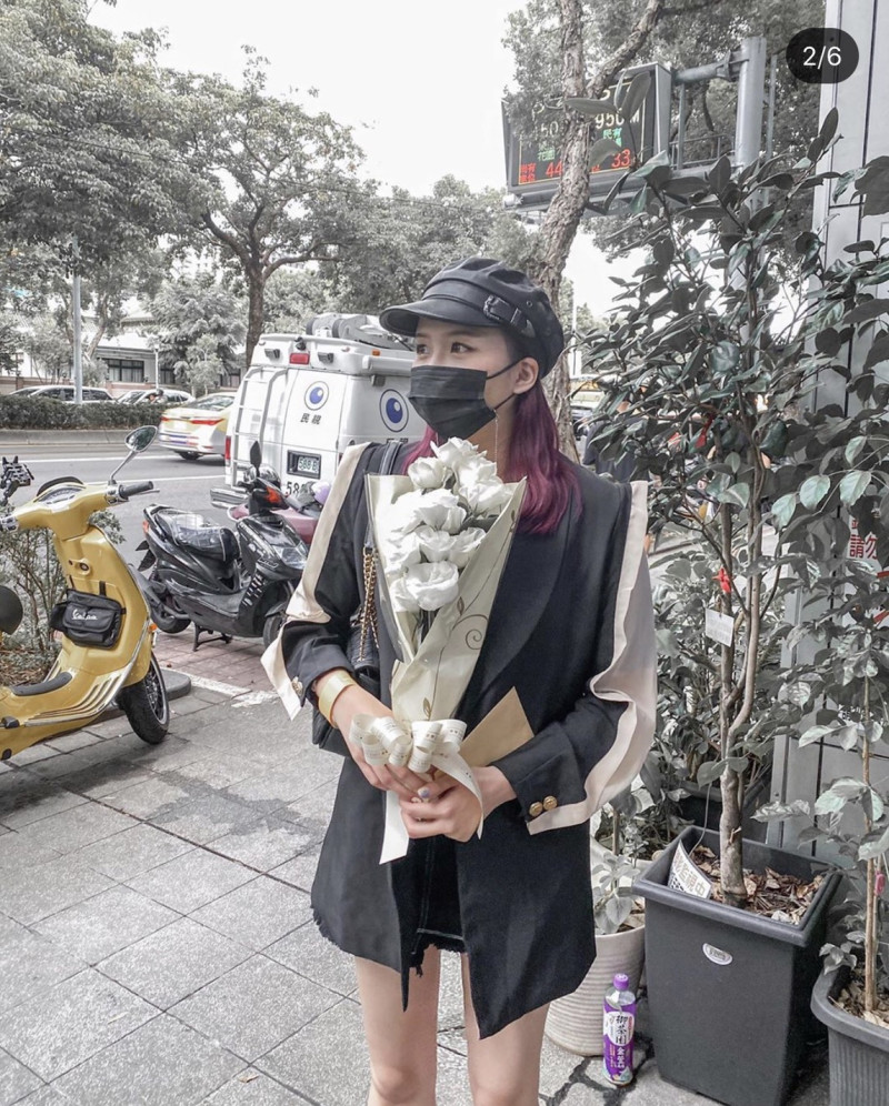 網美在小鬼黃鴻升靈堂外拍照打卡。   圖：翻攝Instagram