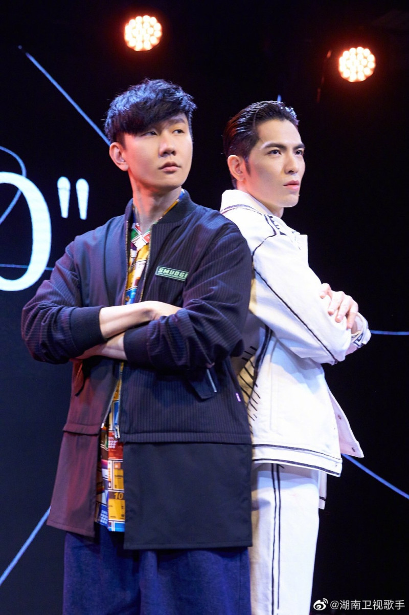 中國音樂綜藝節目《我是歌手》後來該名為《歌手》系列節目，每每推出新一集，都邀請到大咖造成話題，就連林俊傑(左)跟蕭敬騰(右)也曾在該節目同台。   圖：翻攝微博