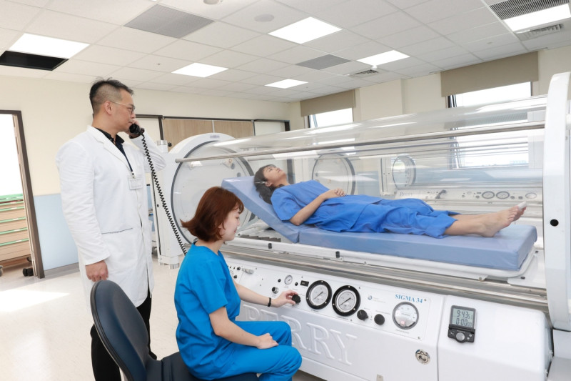 大里仁愛醫院高壓氧中心採用獨立單人艙體，安全舒適。.   圖:大里仁愛醫院/提供
