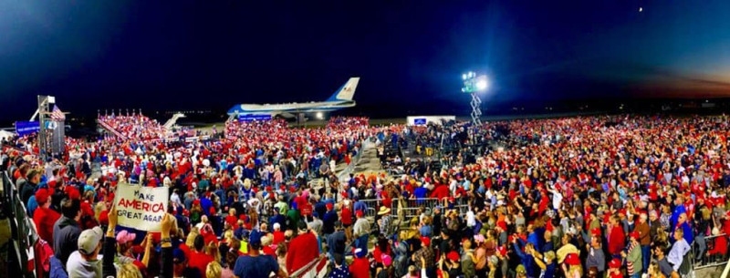 日前美國共和黨總統候選人川普專機飛抵俄亥俄州，支持者蜂擁接機，可以看得出大多是年輕人。   圖：翻攝自川普臉書