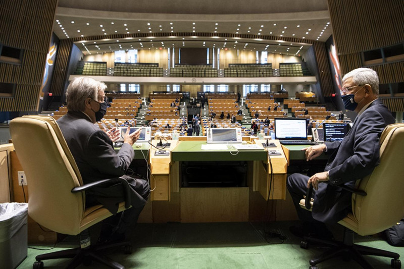 今年聯合國大會受限中國武漢肺炎疫情，各國元首大都錄影出席，由聯合國秘書長古特雷斯（左）與土耳其資深外交官博茲克爾主持。   圖：聯合國圖片/Eskinder Debebe