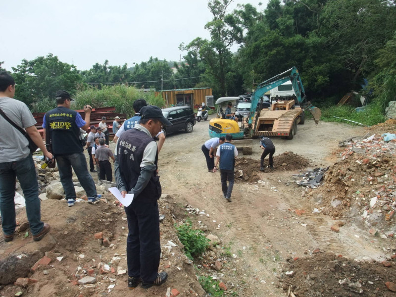 檢警環合作，查獲新竹非法棄置掩埋廢棄物的業者。   圖：環保署提供