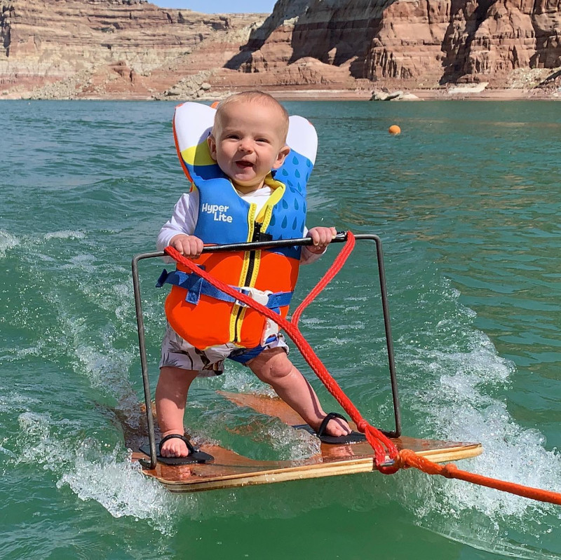 美國猶他州有一名家長在臉書上分享，自己年僅6個月大的兒子站在湖面滑水的影片，消息爆出後引起熱議。   圖：翻攝自Casey Humpherys臉書