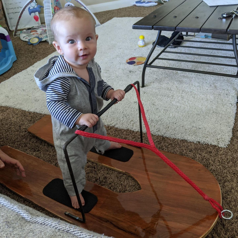 六個月大的里奇（圖）滑水時的滑水板是他的父親凱西自己親手特製。   圖：翻攝自Casey Humpherys臉書