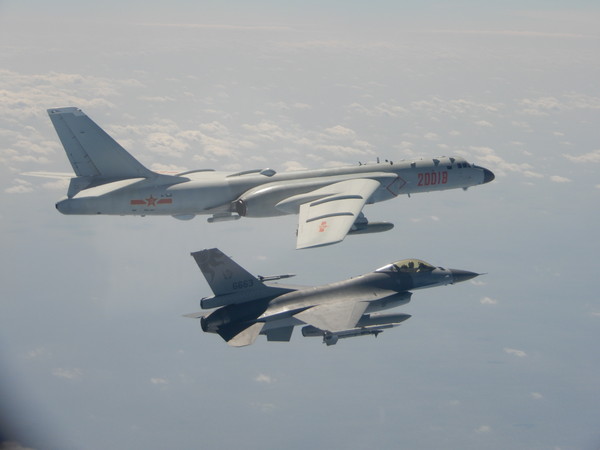 解放軍機頻頻擾台，國防部釋出F-16監控解放軍轟-6的照片。   圖：國防部／提供（資料照）