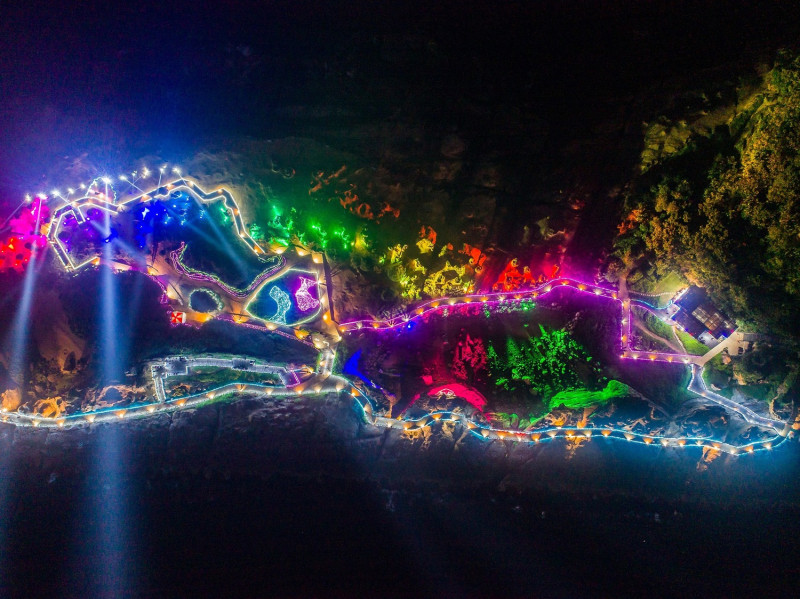 從空中俯瞰，七彩光雕勾勒出北海岸最炫目的夜間輪廓。   圖：翻攝自台灣觀光粉絲團臉書