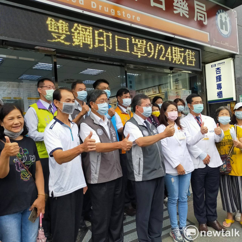 加印「MD」、「Made In Taiwan」雙鋼印的國產醫用口罩從今(24)日起在各藥局通路開賣。   圖：林昀真/攝