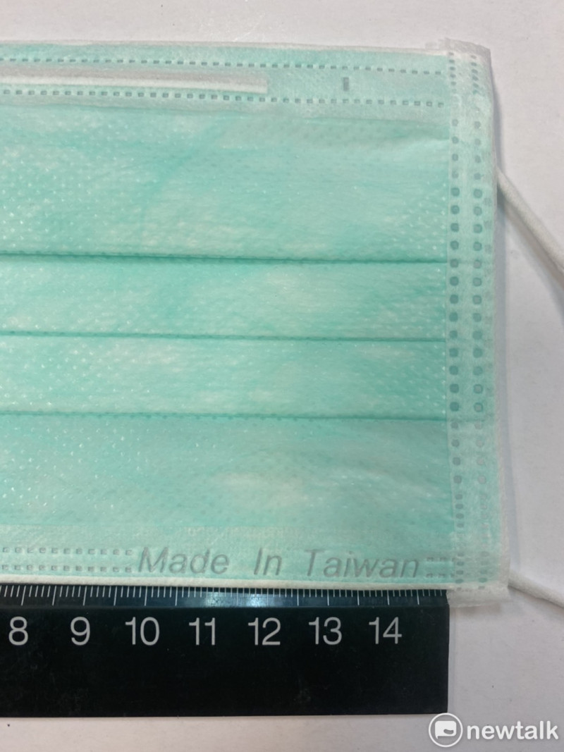 雙鋼印出現位置未統一，食藥署表示廠商遵循在口罩邊緣1.5公分以內標示大於0.4公分的「MD」及「Made In Taiwan」字樣即可   圖：曾郡秋/攝