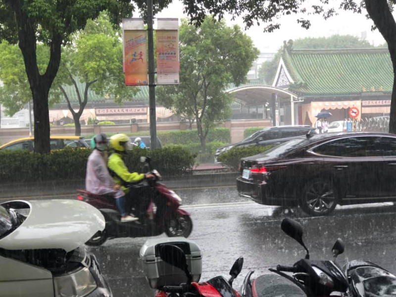 中央氣象局今天下午針對高雄市、屏東縣發布大雨特報，嚴防雷擊與強陣風。   圖：楊瑾錚/攝
