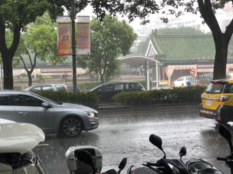 受東北風影響水氣增加，迎風面的北北基要嚴防大雨。   圖：楊瑾錚/攝