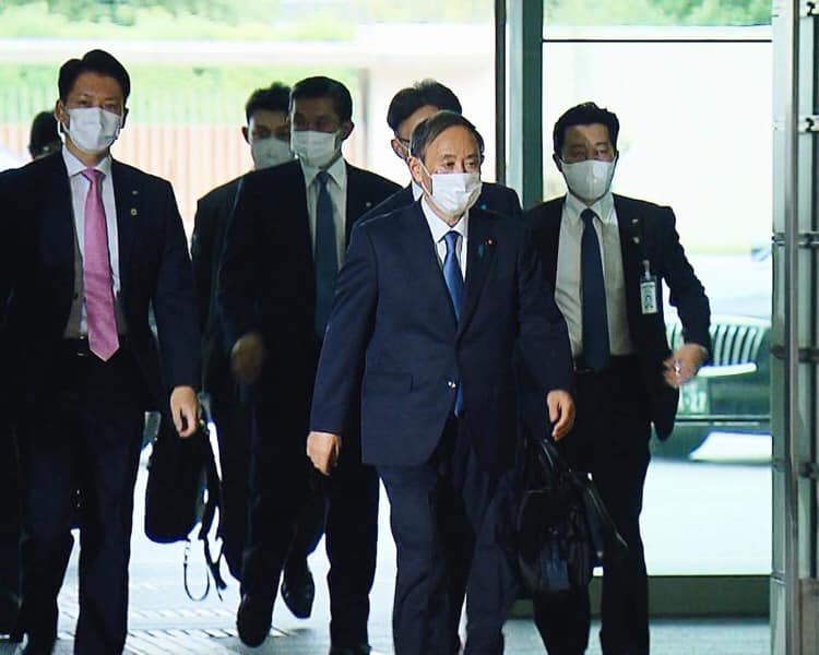 日本新首相菅義偉（前）上任後馬不停蹄工作，備受日本民眾期待。   圖：翻攝自日本首相官邸臉書