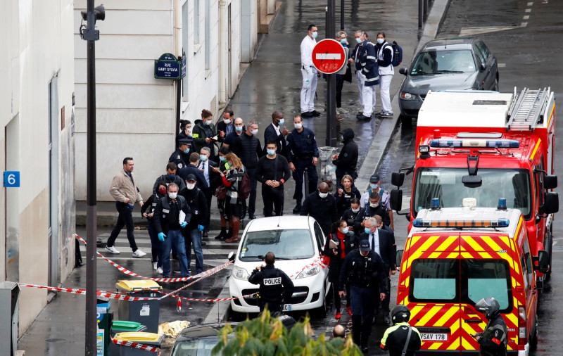 法國巴黎查理週刊（Charlie Hebdo）舊址發生一起兇嫌持刀攻擊路人的案件   圖：達志影像／路透