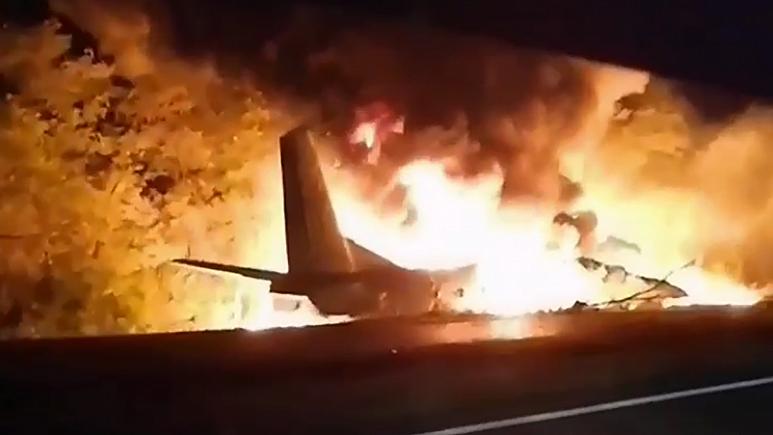 烏克蘭1架安托諾夫26式運輸機25日晚間9時左右驚傳失事，燒成一團火球，機上27人已經25死，2人跳機倖存。   圖：翻攝自烏克蘭駐歐盟代表團推特