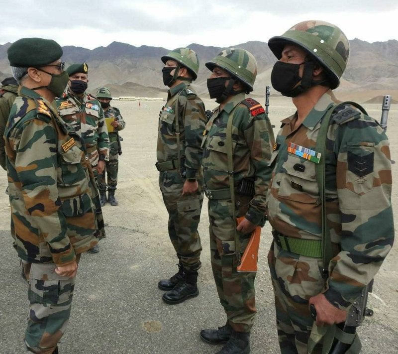 印度軍方高層透露，駐紮在印中邊境LAC線上的士兵已經獲得授權，為了自己安全，必要時得以開火自衛。   圖：翻攝自印度陸軍ADGPI臉書