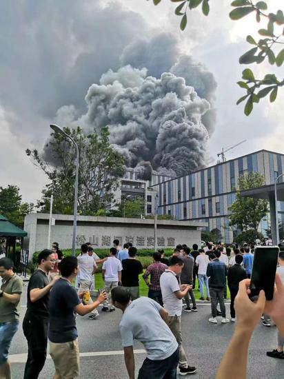 中國華為實驗室基地發生爆炸，濃煙持直竄天際。   圖：取自《人民日報》