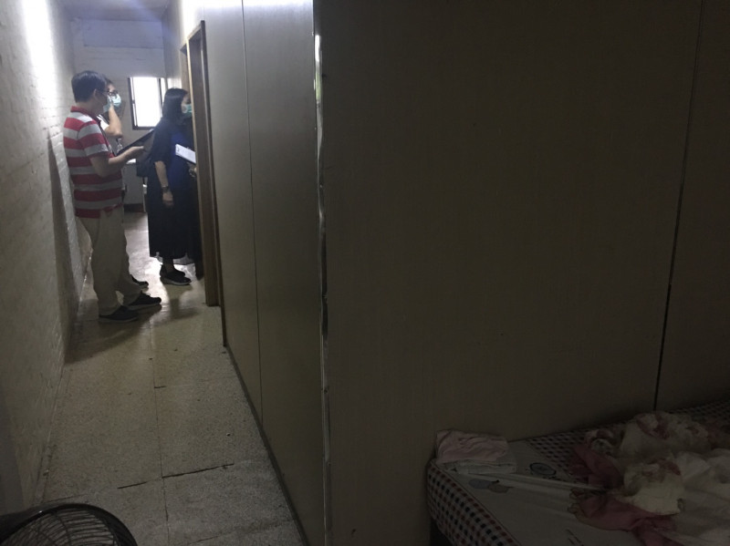 台北市又查獲有未立案養護中心隱身社區民宅內，有4名長者居住，目前3名轉介安置，1人由家屬帶回。   圖：台北市政府／提供