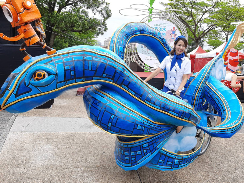 參與「新北市淡水環境藝術節」的5米長「藍海蛇形號」。    圖：淡水區公所提供