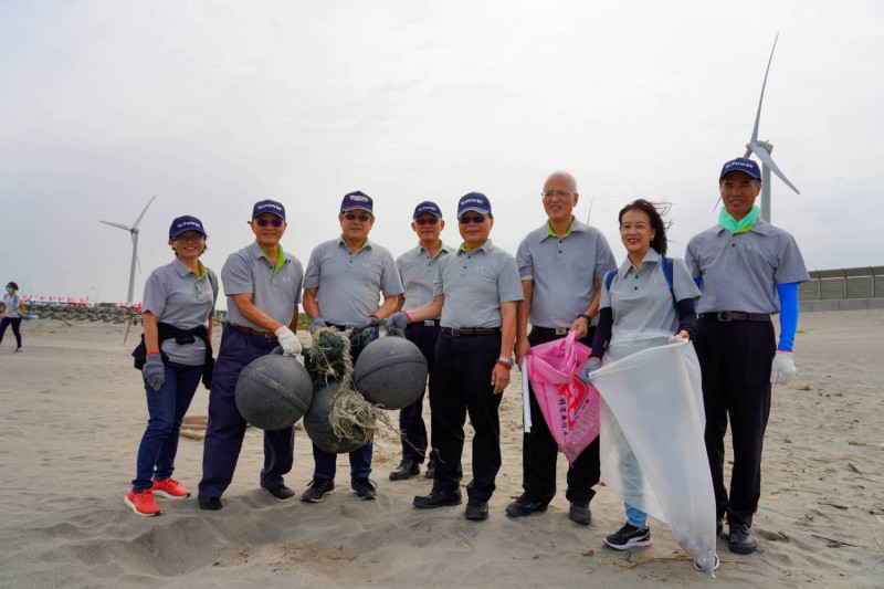 台電董事長楊偉甫(左3)率主管以實際行動守護美麗的海岸線。   圖：台灣電力公司／提供